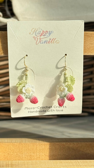 Broche et boucles d'oreilles fraise en micro crochet