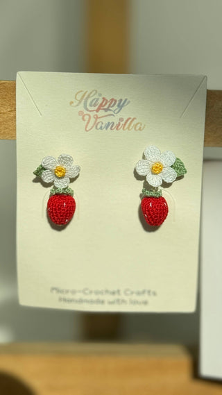 Broche et boucles d'oreilles fraise en micro crochet