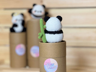 Rencontrez les adorables géants : les pandas au crochet