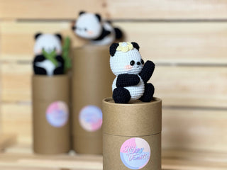 Rencontrez les adorables géants : les pandas au crochet