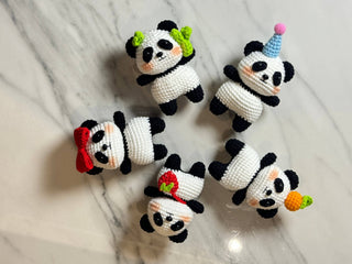 Rencontrez les adorables géants : les pandas au crochet