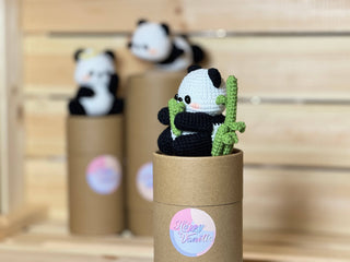 Rencontrez les adorables géants : les pandas au crochet