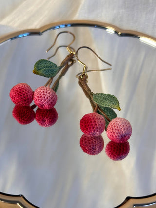 Boucles d'oreilles pendantes en micro-crochet qui fleurissent avec charme — de petits trésors pour vos oreilles