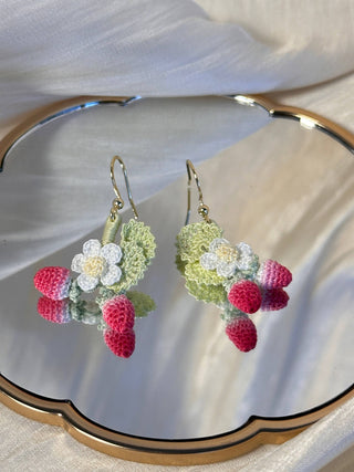 Boucles d'oreilles pendantes en micro-crochet qui fleurissent avec charme — de petits trésors pour vos oreilles