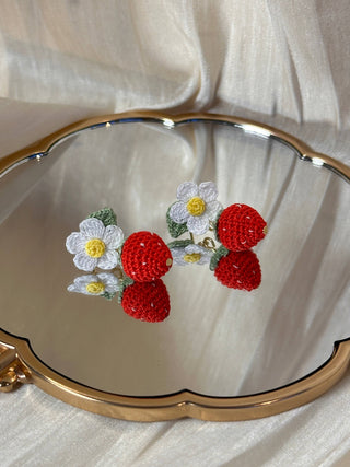 Boucles d'oreilles pendantes en micro-crochet qui fleurissent avec charme — de petits trésors pour vos oreilles