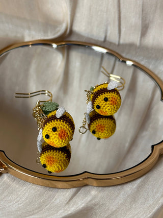 Boucles d'oreilles pendantes en micro-crochet qui fleurissent avec charme — de petits trésors pour vos oreilles