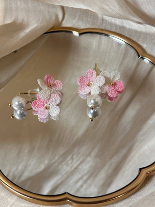 Boucles d'oreilles pendantes en micro-crochet qui fleurissent avec charme — de petits trésors pour vos oreilles