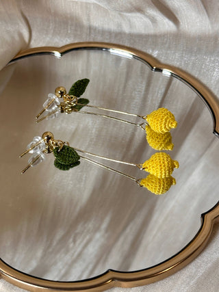 Boucles d'oreilles pendantes en micro-crochet qui fleurissent avec charme — de petits trésors pour vos oreilles