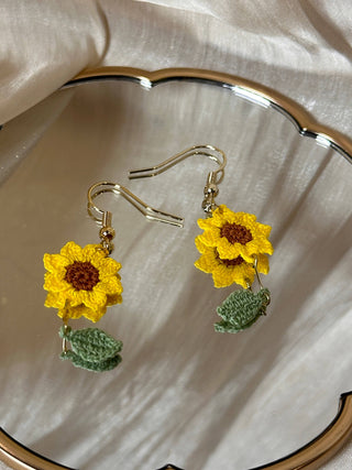 Boucles d'oreilles pendantes en micro-crochet qui fleurissent avec charme — de petits trésors pour vos oreilles