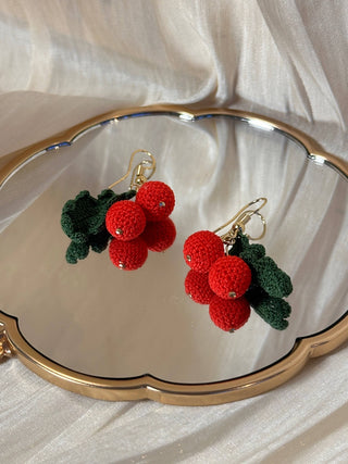 Boucles d'oreilles pendantes en micro-crochet qui fleurissent avec charme — de petits trésors pour vos oreilles