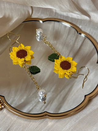 Boucles d'oreilles pendantes en micro-crochet qui fleurissent avec charme — de petits trésors pour vos oreilles