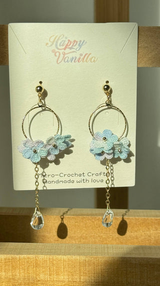 Boucles d'oreilles pendantes en micro-crochet qui fleurissent avec charme — de petits trésors pour vos oreilles