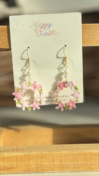 Boucles d'oreilles pendantes en micro-crochet qui fleurissent avec charme — de petits trésors pour vos oreilles