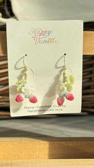 Boucles d'oreilles pendantes en micro-crochet qui fleurissent avec charme — de petits trésors pour vos oreilles