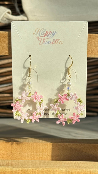 Boucles d'oreilles pendantes en micro-crochet qui fleurissent avec charme — de petits trésors pour vos oreilles