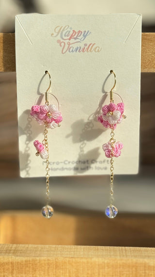 Boucles d'oreilles pendantes en micro-crochet qui fleurissent avec charme — de petits trésors pour vos oreilles