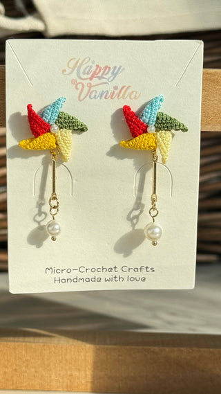 Boucles d'oreilles pendantes en micro-crochet qui fleurissent avec charme — de petits trésors pour vos oreilles