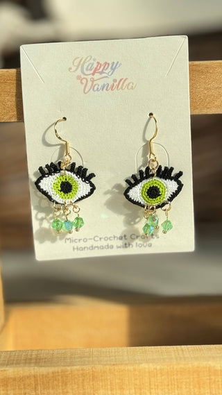 Boucles d'oreilles pendantes en micro-crochet qui fleurissent avec charme — de petits trésors pour vos oreilles