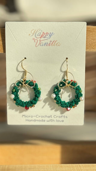 Boucles d'oreilles pendantes en micro-crochet qui fleurissent avec charme — de petits trésors pour vos oreilles