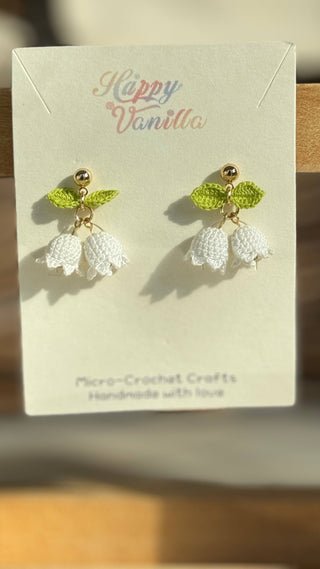 Boucles d'oreilles pendantes en micro-crochet qui fleurissent avec charme — de petits trésors pour vos oreilles