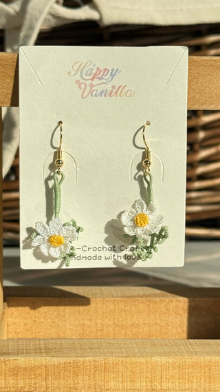 Boucles d'oreilles pendantes en micro-crochet qui fleurissent avec charme — de petits trésors pour vos oreilles