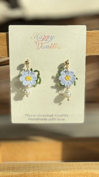 Boucles d'oreilles pendantes en micro-crochet qui fleurissent avec charme — de petits trésors pour vos oreilles