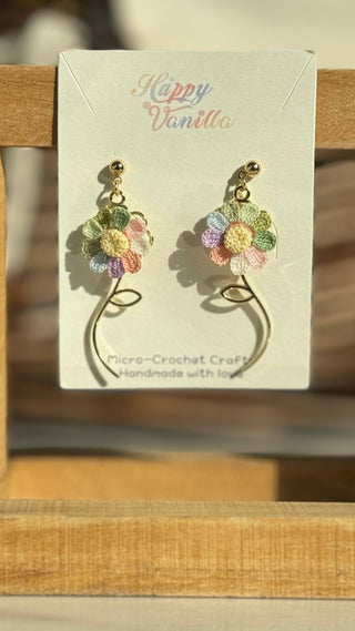 Boucles d'oreilles pendantes en micro-crochet qui fleurissent avec charme — de petits trésors pour vos oreilles