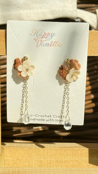 Boucles d'oreilles pendantes en micro-crochet qui fleurissent avec charme — de petits trésors pour vos oreilles