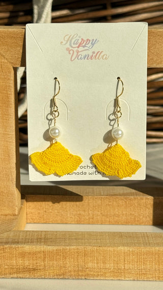 Boucles d'oreilles pendantes en micro-crochet qui fleurissent avec charme — de petits trésors pour vos oreilles