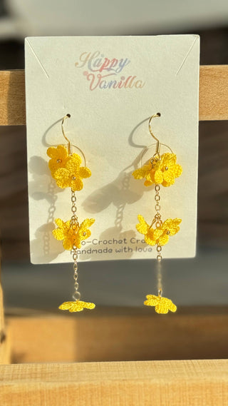 Boucles d'oreilles pendantes en micro-crochet qui fleurissent avec charme — de petits trésors pour vos oreilles