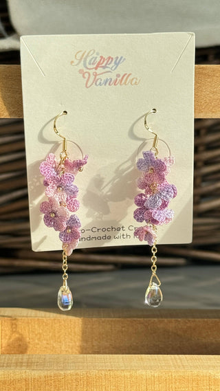 Boucles d'oreilles pendantes en micro-crochet qui fleurissent avec charme — de petits trésors pour vos oreilles