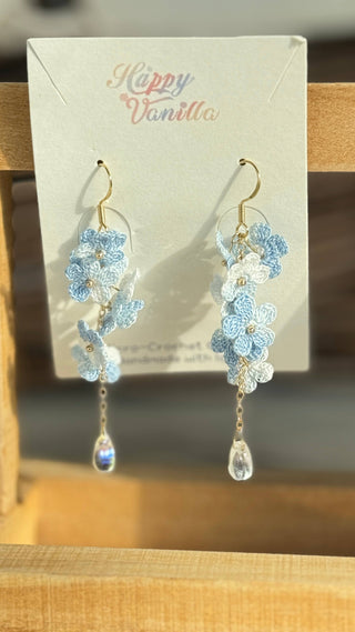 Boucles d'oreilles pendantes en micro-crochet qui fleurissent avec charme — de petits trésors pour vos oreilles